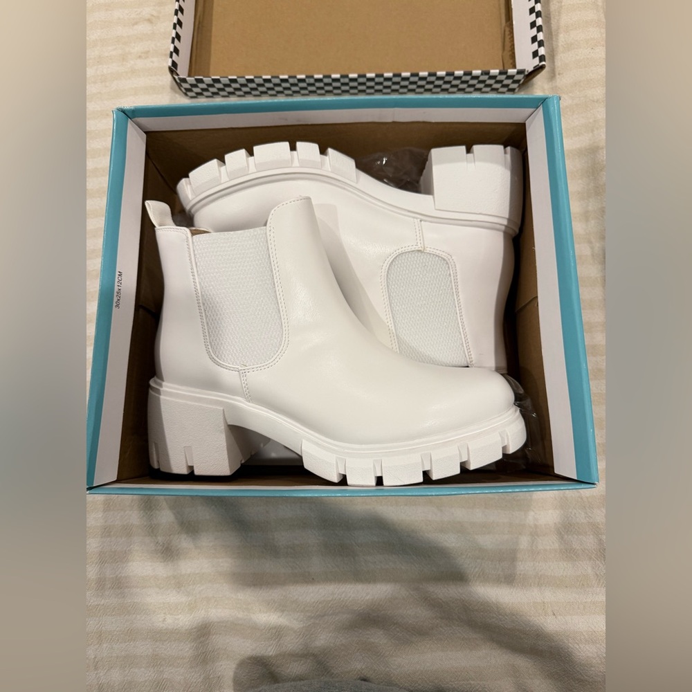 (NEW IN BOX) women’s boots
